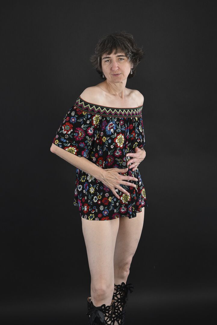 20P MILF caliente amateur mayor descubre sus tetas caídas antes de un primer plano de su coño