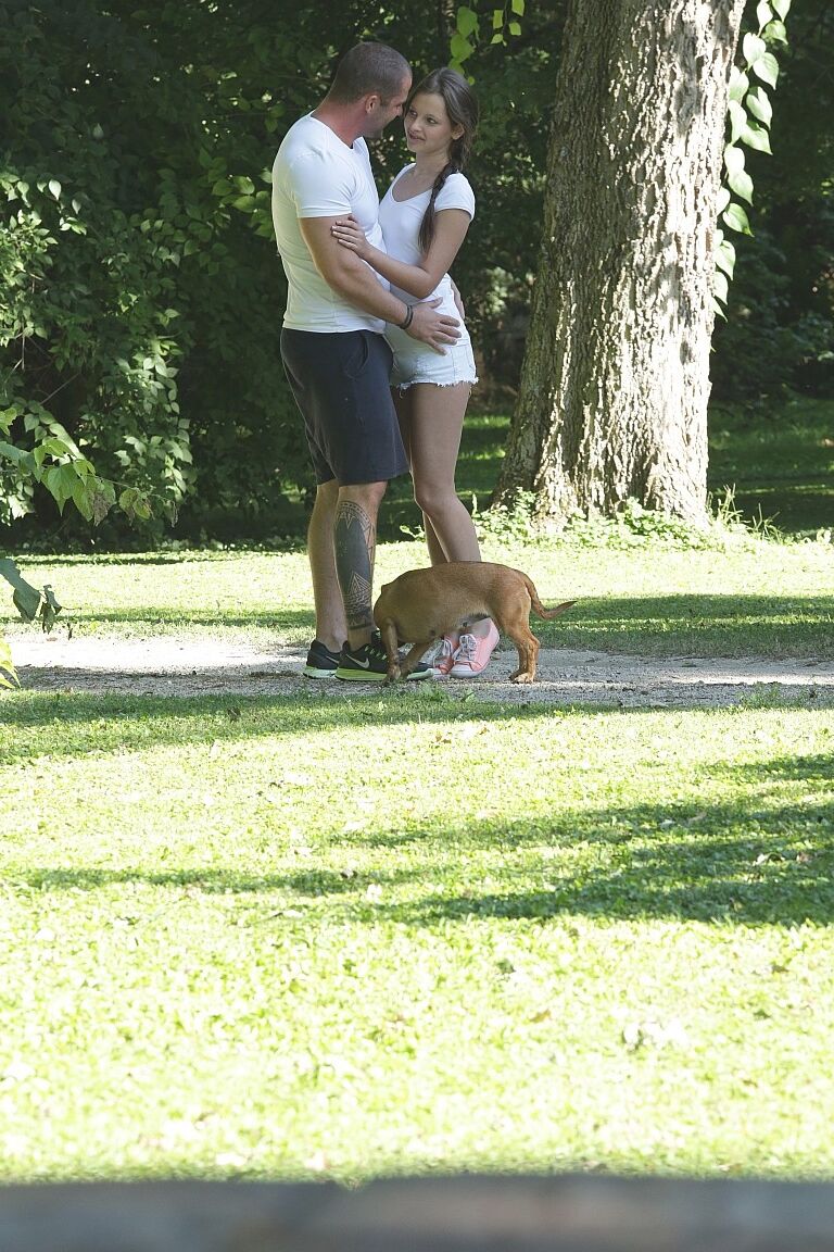 17P Boneca morena com rabo de cavalo Liona Levi faz uma foda de buceta na mesa de piquenique no parque