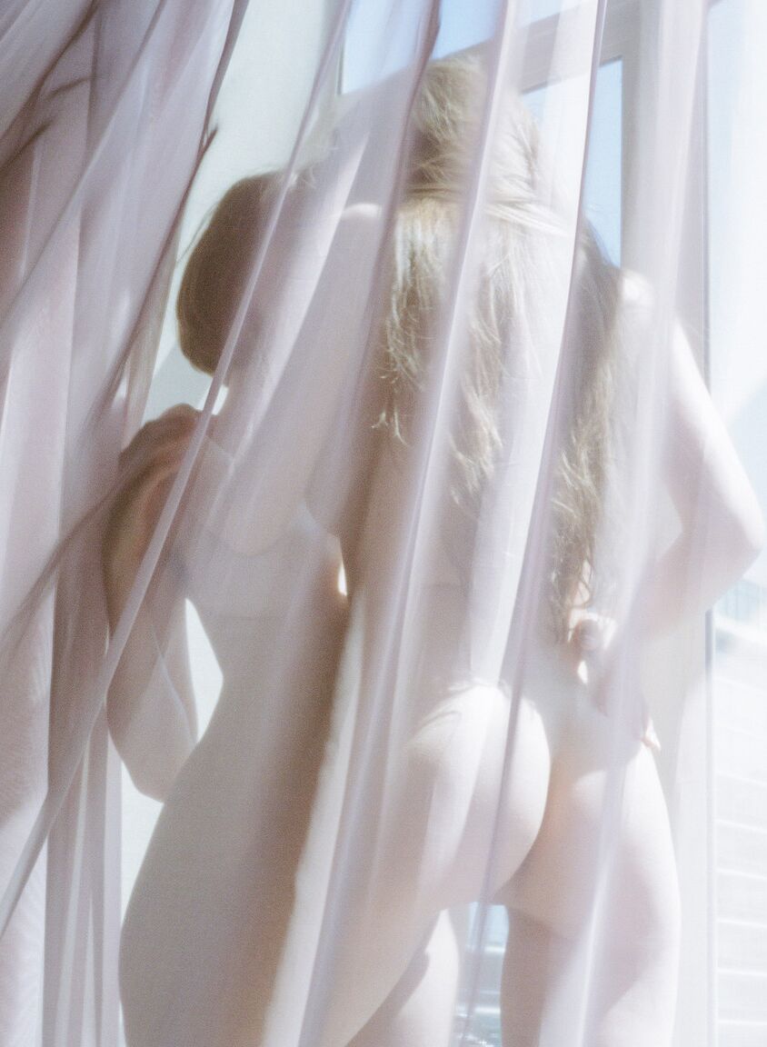 17P Naked hotties with nice tits Emily Bloom & Liara Roux pet nude in the window
