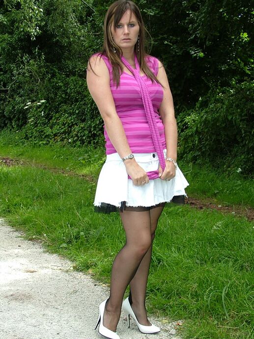 16P Posando al aire libre de una modelo no desnuda Cathy con tacones blancos