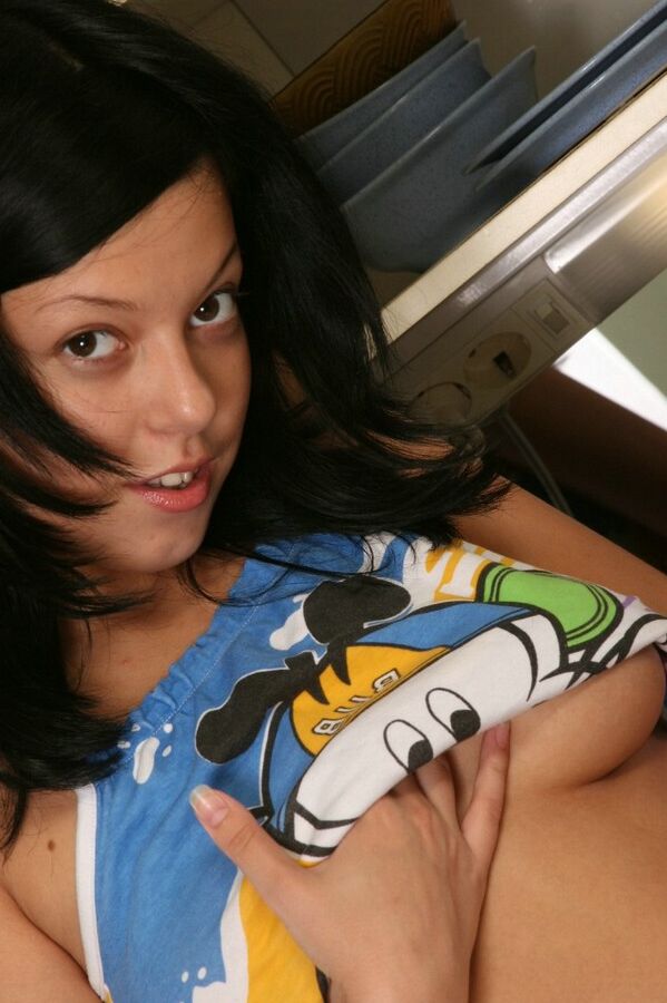 15P A jovem Molly mostra seu corpo jovem na cozinha