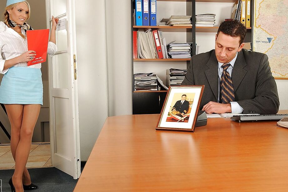 16P Loira deslumbrante em uniforme sexy foi fodida profundamente na mesa do escritório