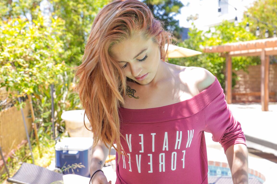 17P La linda adolescente pelirroja Kandi Quinn toma el sol con su pequeño y sexy cuerpo junto a la piscina