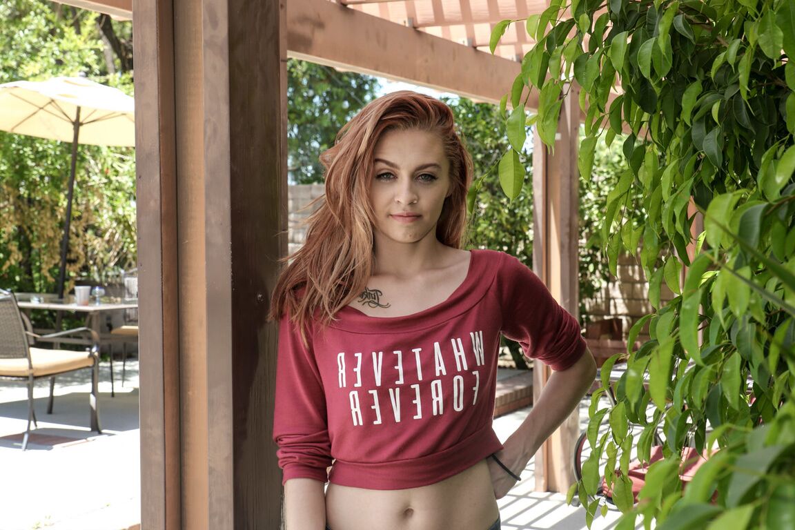 17P La linda adolescente pelirroja Kandi Quinn toma el sol con su pequeño y sexy cuerpo junto a la piscina