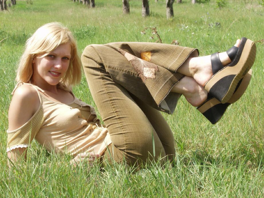 16P Tanya préfère étaler sa chatte à l'extérieur et choquer les voyeurs