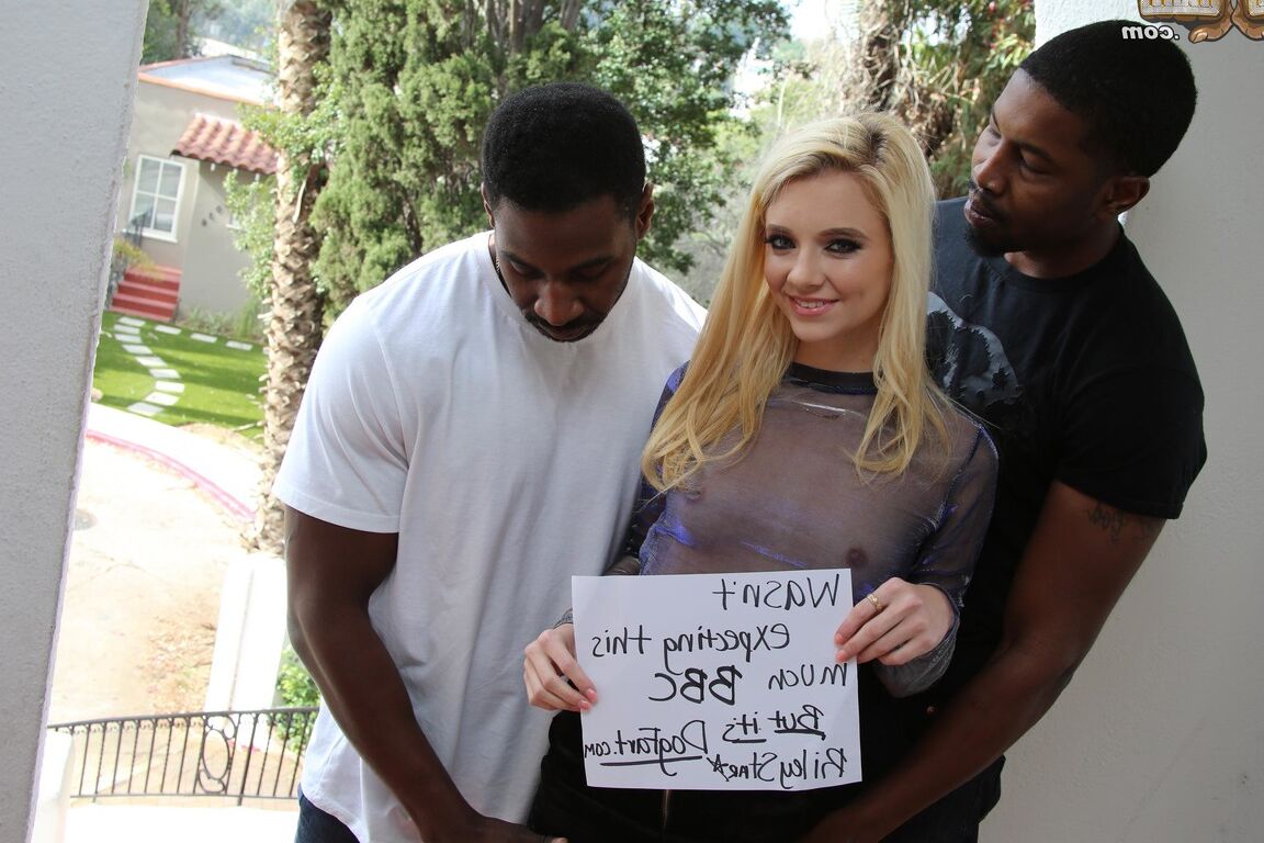 17P Die dünne blonde Teenagerin Riley Starr spreizt ihre Beine für die Kamera