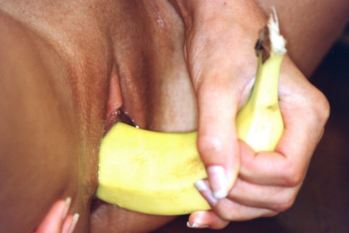 18P Garota solo Kathryn Lee insere um pepino e uma banana em sua boceta molhada