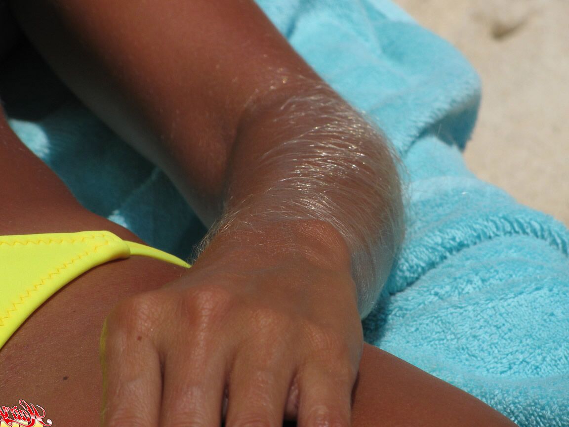 14P La amateur solitaria Lori Anderson muestra sus brazos peludos en un bikini amarillo