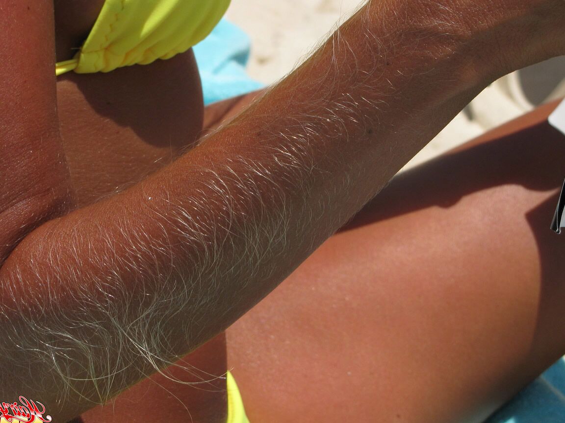14P La amateur solitaria Lori Anderson muestra sus brazos peludos en un bikini amarillo