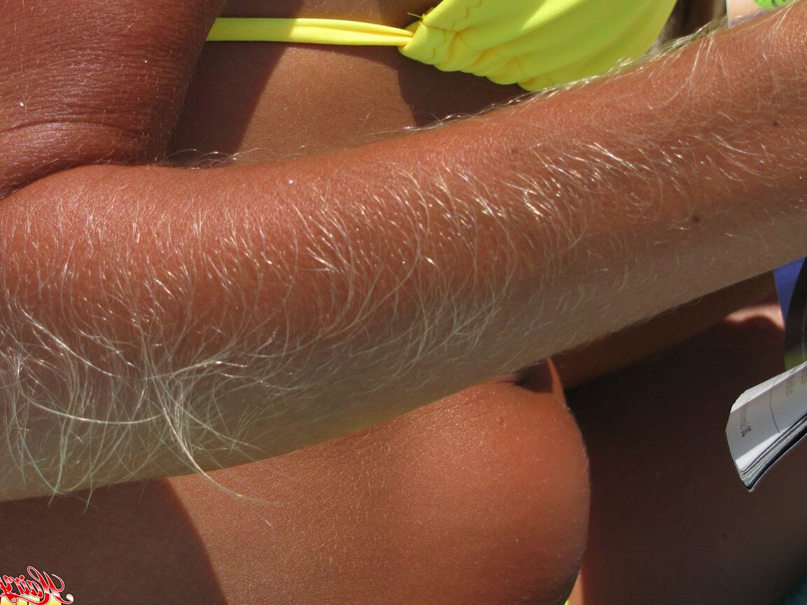14P La amateur solitaria Lori Anderson muestra sus brazos peludos en un bikini amarillo
