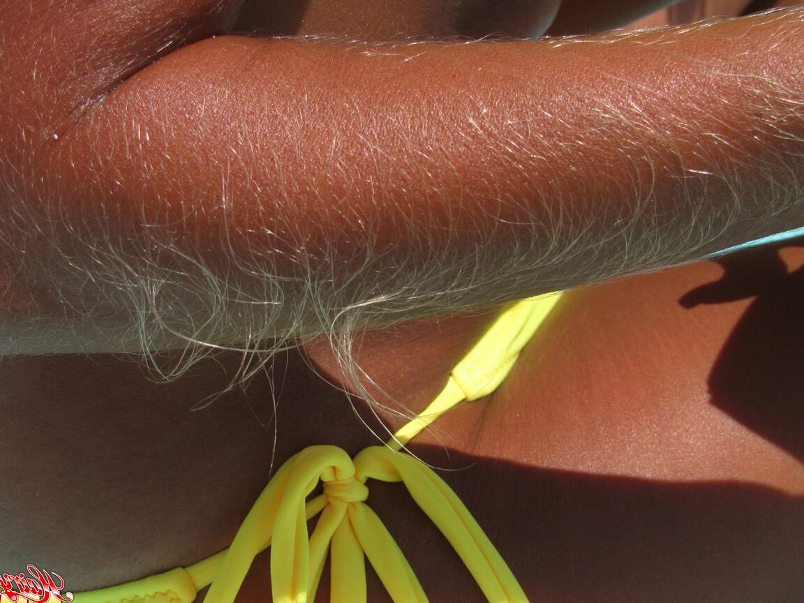 14P La amateur solitaria Lori Anderson muestra sus brazos peludos en un bikini amarillo