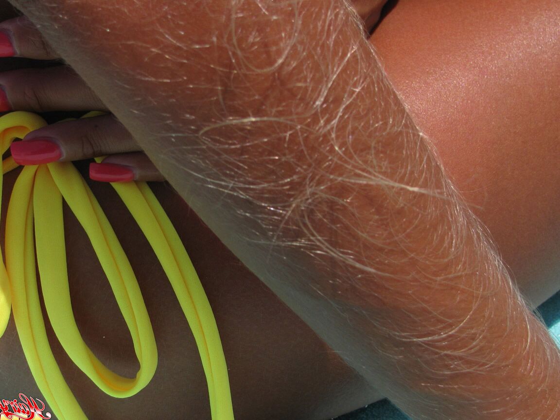 14P La amateur solitaria Lori Anderson muestra sus brazos peludos en un bikini amarillo