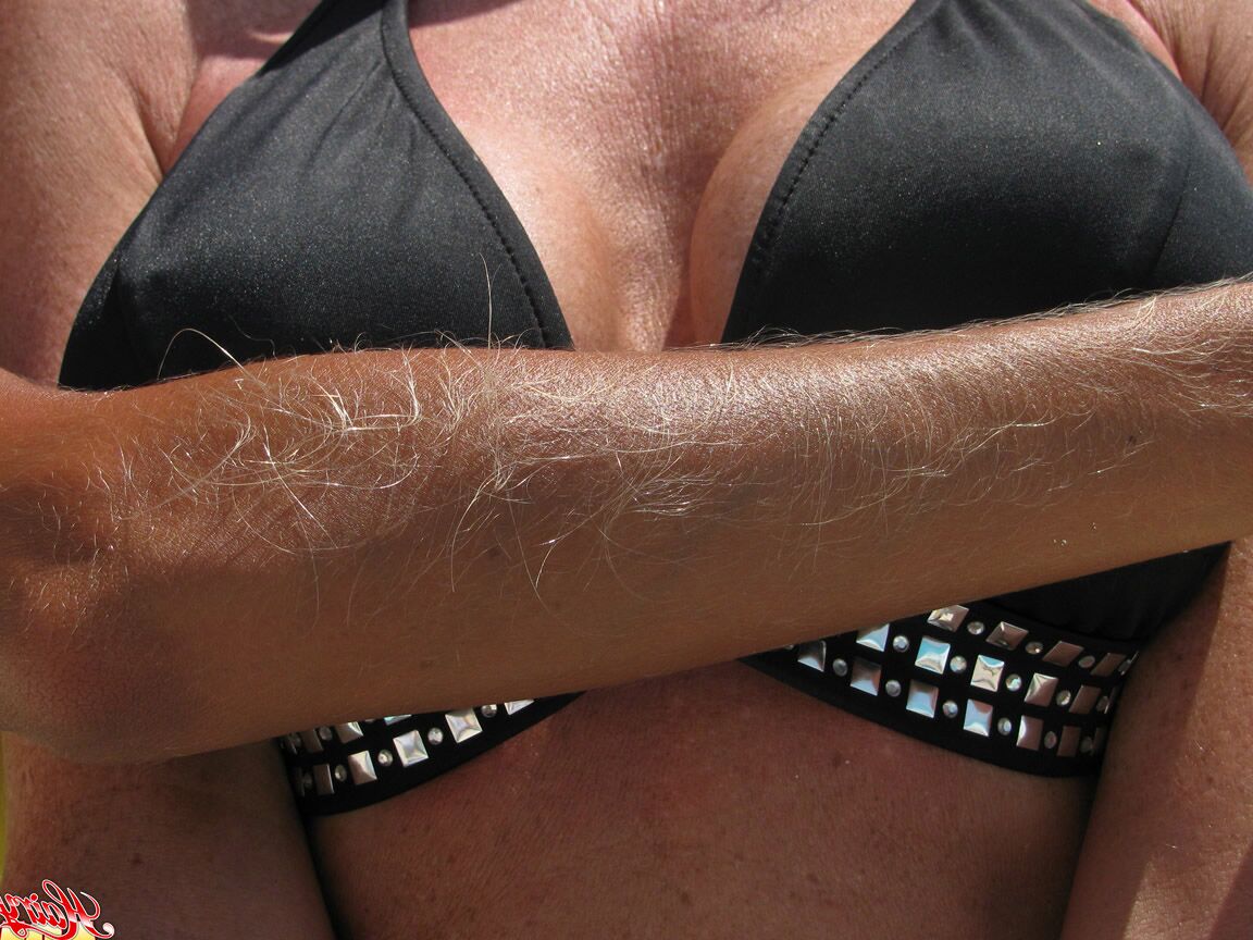 14P La amateur solitaria Lori Anderson muestra sus brazos peludos en un bikini amarillo