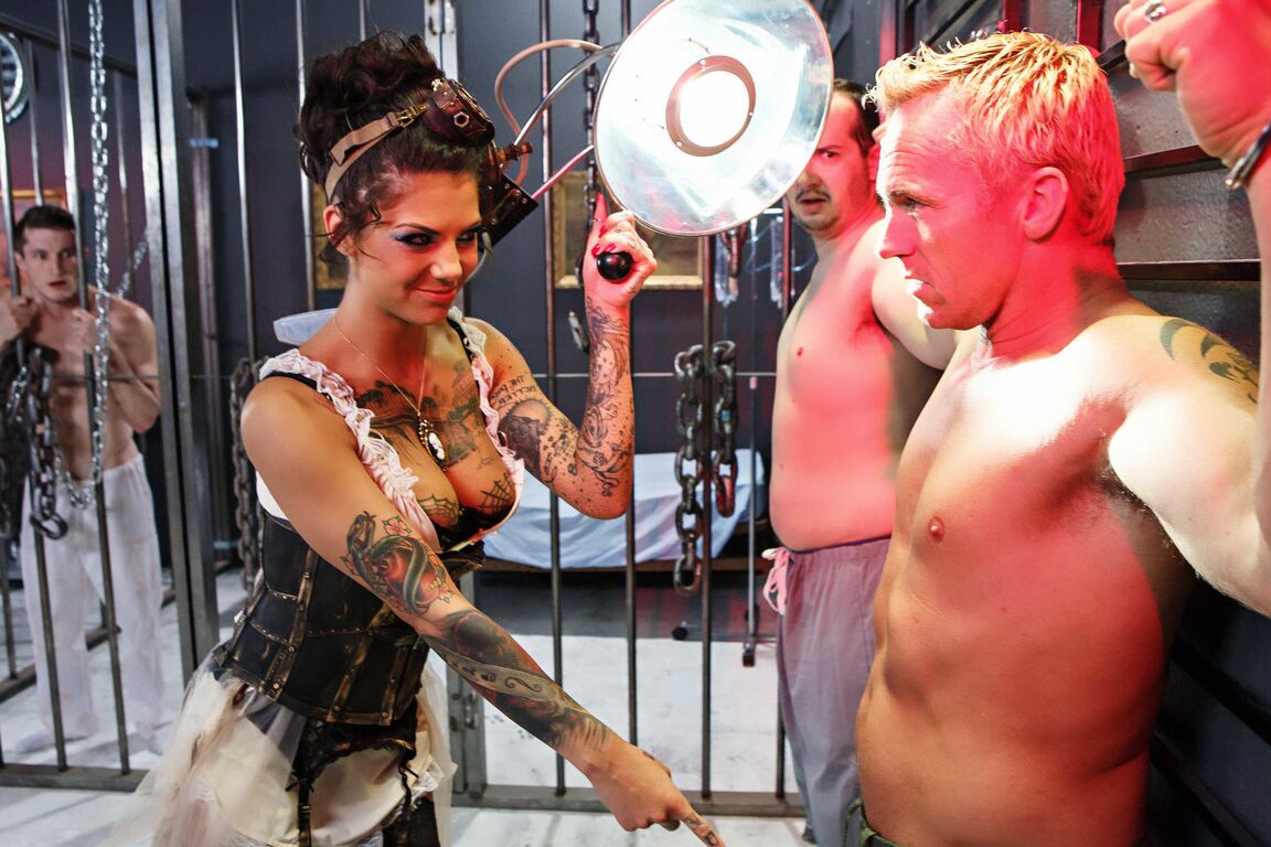 15P La salope tatouée Bonnie Rotten offre aux prisonniers excités un show sexuel inoubliable