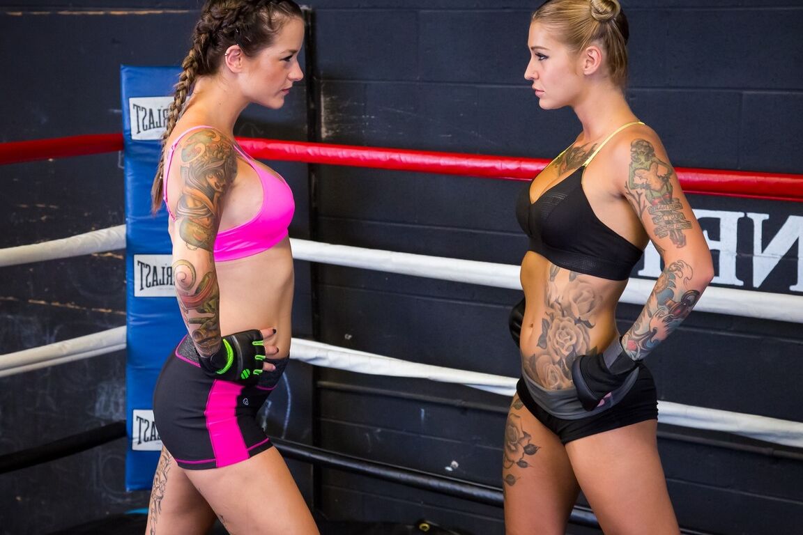 17P Delgadas lesbianas boxeadoras se desnudan para lamer el coño en el ring
