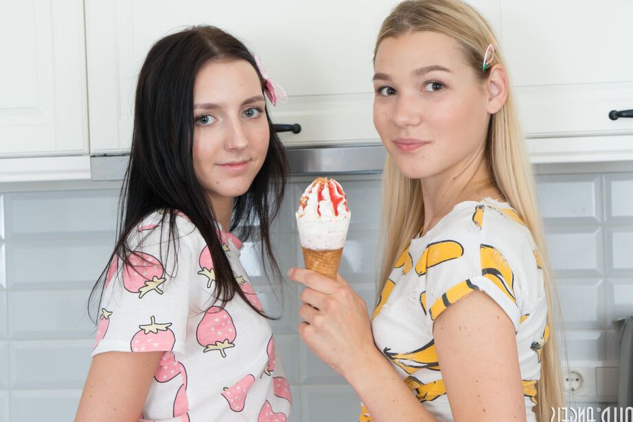 20P Chicas jóvenes se desnudan totalmente después de compartir un cono de helado