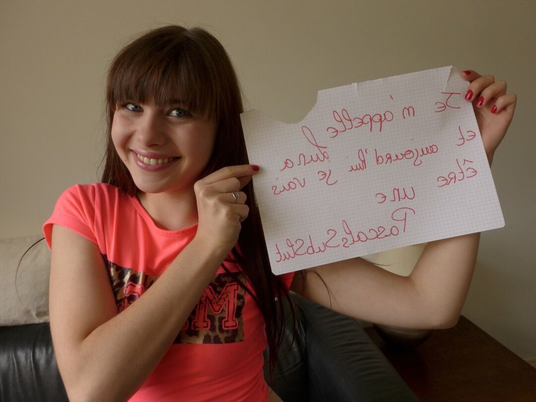 12P A linda adolescente Luna Rival dedo fode sua buceta durante sua estreia no pornô hardcore