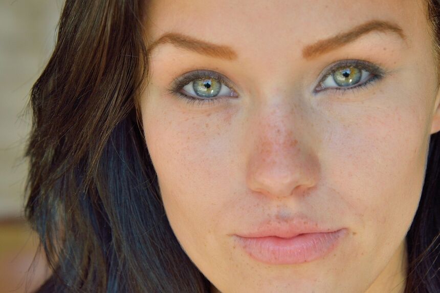 16P Belleza de ojos verdes abre los labios de su coño muy ampliamente y se mete los dedos en el culo apretado
