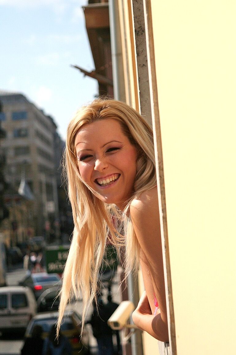 17P Las lesbianas húngaras Sophie Moone y Sandra Black disfrutan lamiendo coños