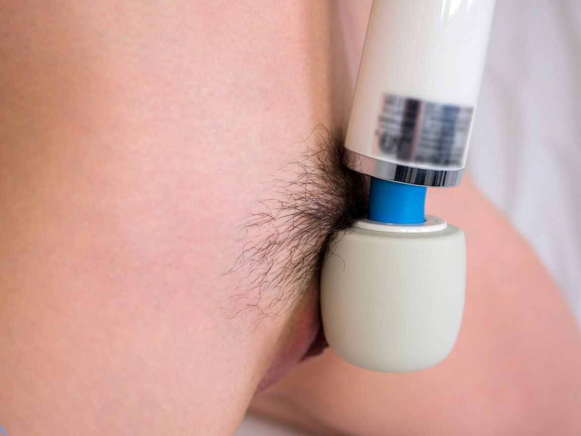 17P 毛むくじゃらのマフに日立のおもちゃを使う魅力的な女神ニッキ・ネクスト