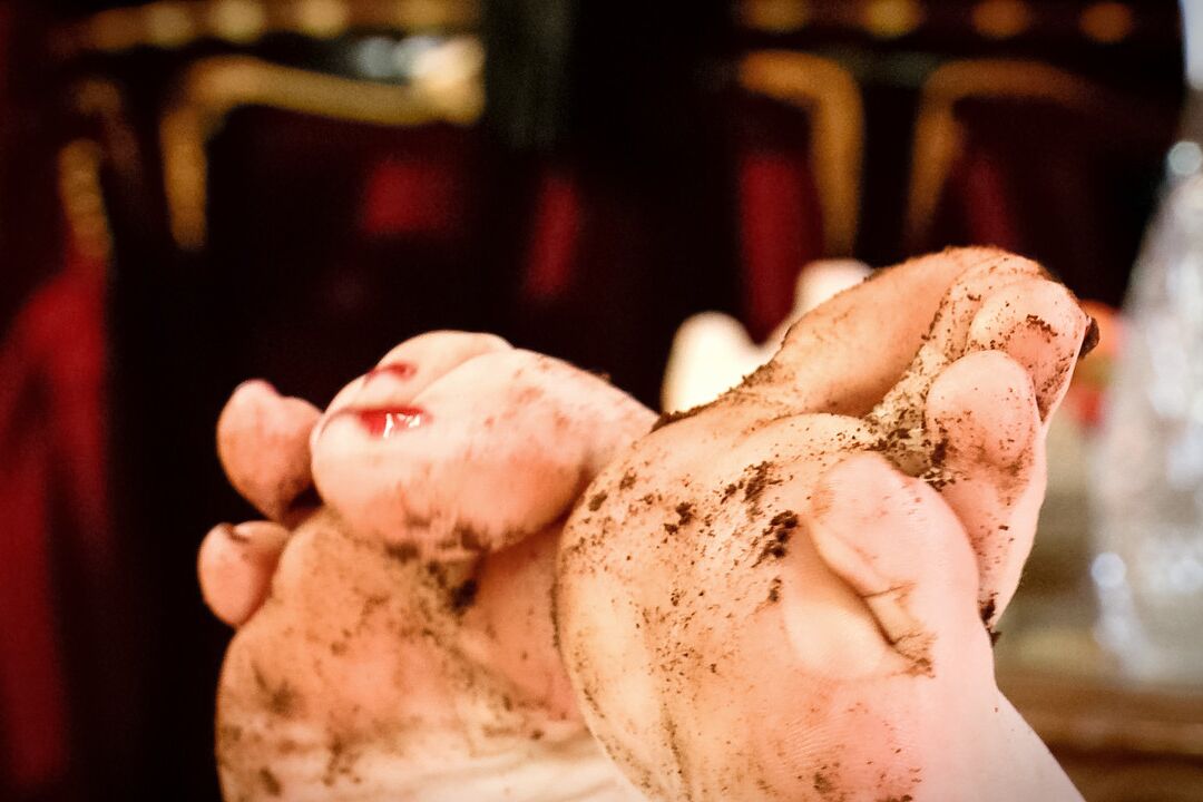 17P Blonde chick Aiden Starr sits on a throne while showing her dirty feet