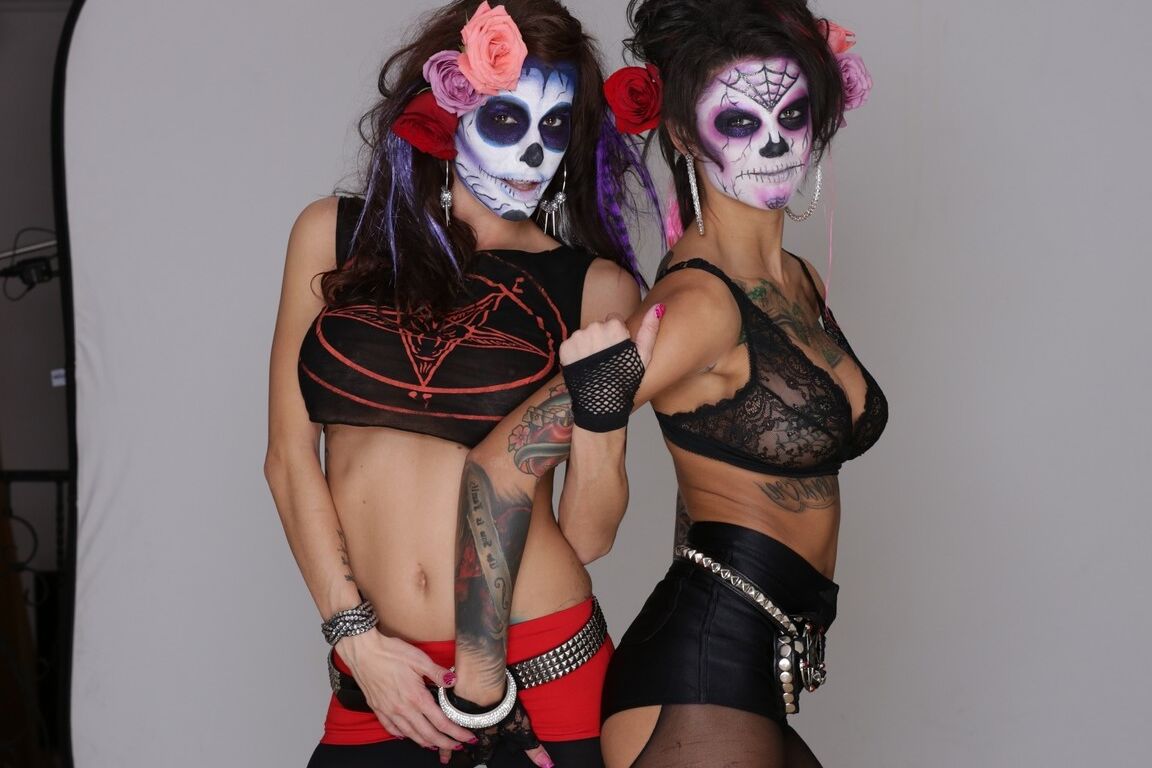 21P Gia DiMarco et Bonnie Rotten, filles très chaudes et tatouées, posent pour Halloween.