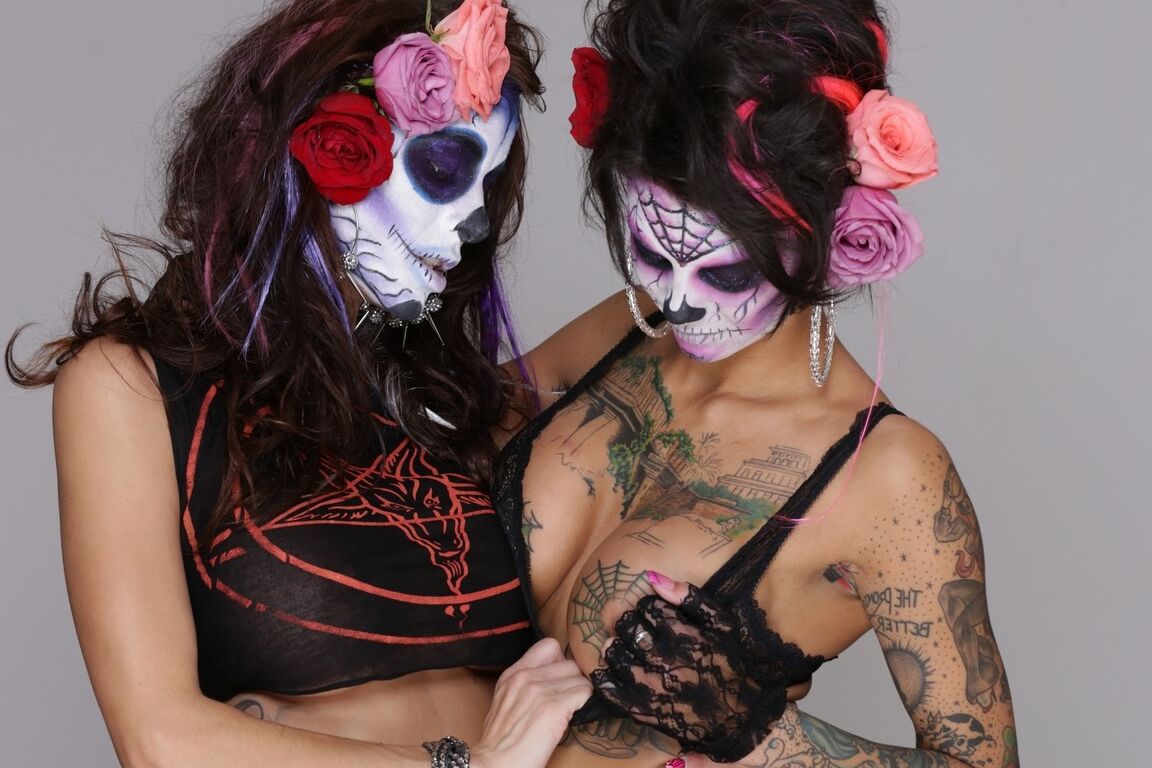 21P Gia DiMarco et Bonnie Rotten, filles très chaudes et tatouées, posent pour Halloween.