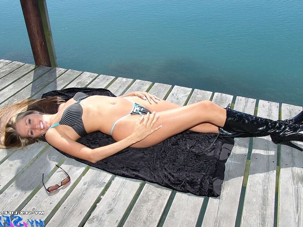 21P MILF Lori Anderson tira a lingerie e posa com botas de couro ao ar livre