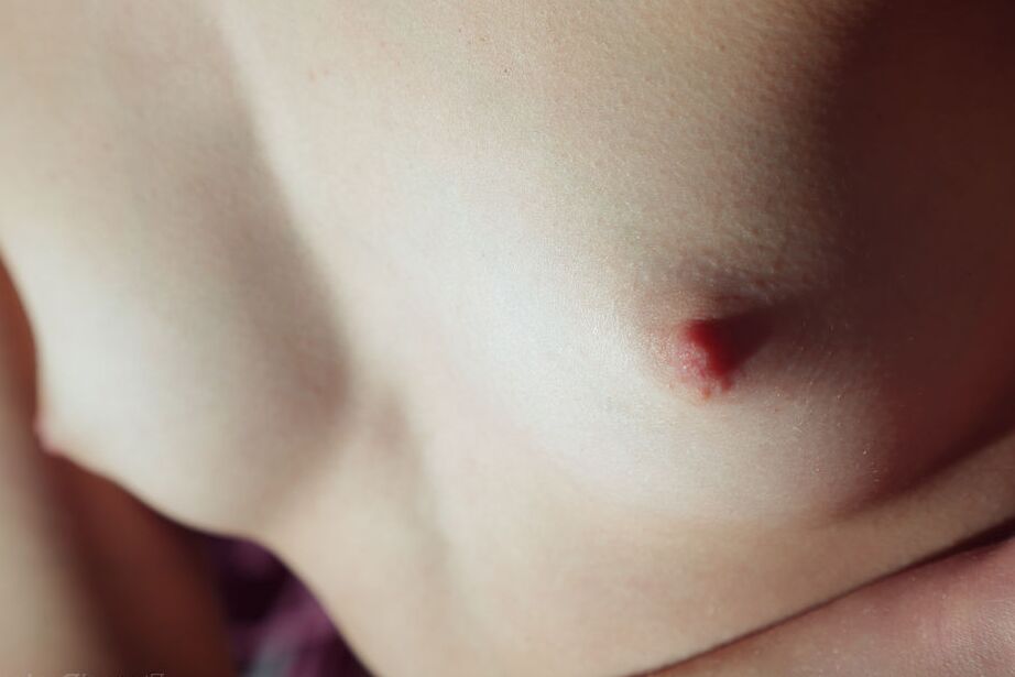 16P 美しいブルネットのクラリス A が小さなおっぱいを披露