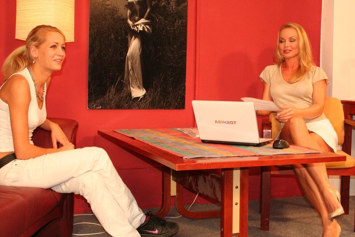 La star du porno 17P Silvia Saint fait un strip-tease avec la blonde Adel Sunshine.