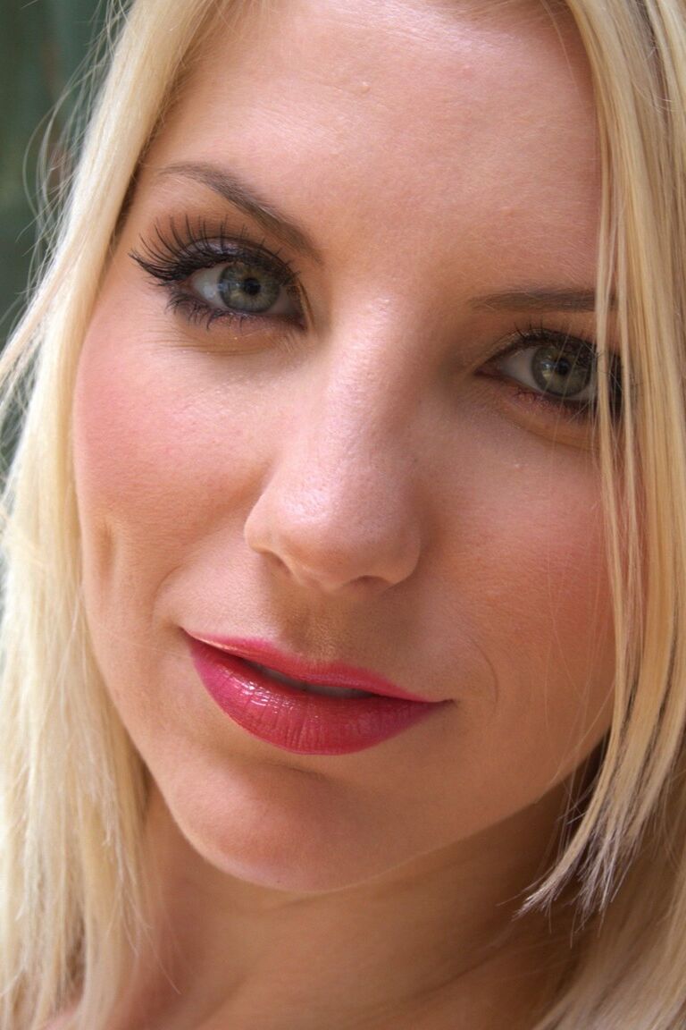 17P Des stars du porno aux gros seins montrent leurs gros seins dans divers endroits à l'intérieur