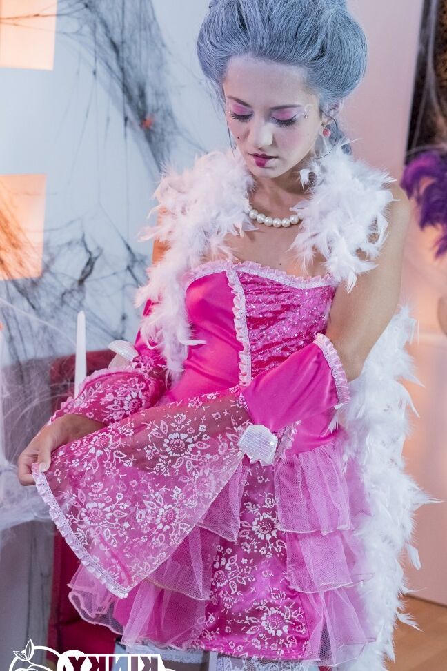 17P A desejável Shrima Malati mostra sua buceta enquanto veste uma fantasia sexy