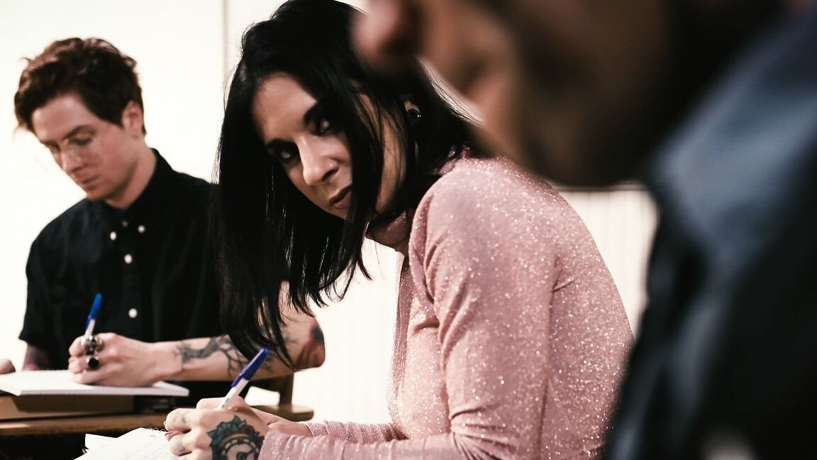 17P Kenzie Reeves und Joanna Angel bekommen ihren Arsch gefingert und ihre Muschi hart geknallt