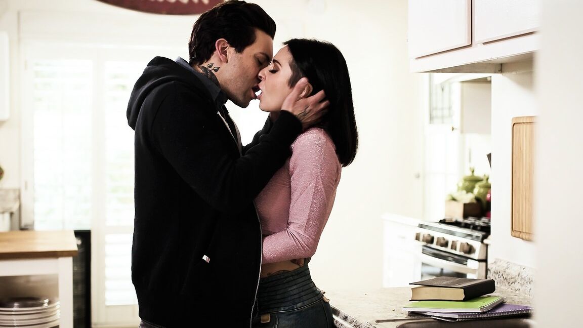 17P Kenzie Reeves und Joanna Angel bekommen ihren Arsch gefingert und ihre Muschi hart geknallt