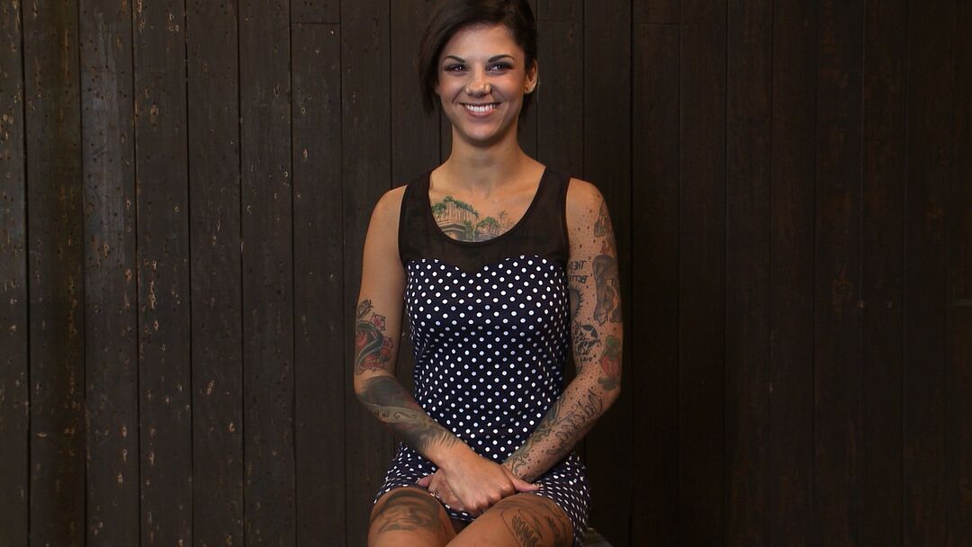21P A estrela pornográfica tatuada Bonnie Rotten é torturada em uma máquina de sexo