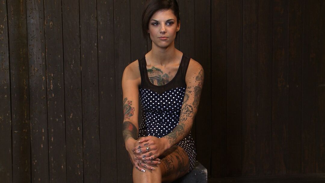 21P A estrela pornográfica tatuada Bonnie Rotten é torturada em uma máquina de sexo
