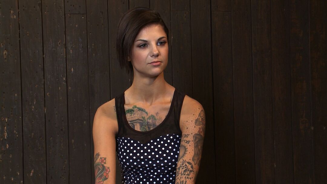 21P A estrela pornográfica tatuada Bonnie Rotten é torturada em uma máquina de sexo