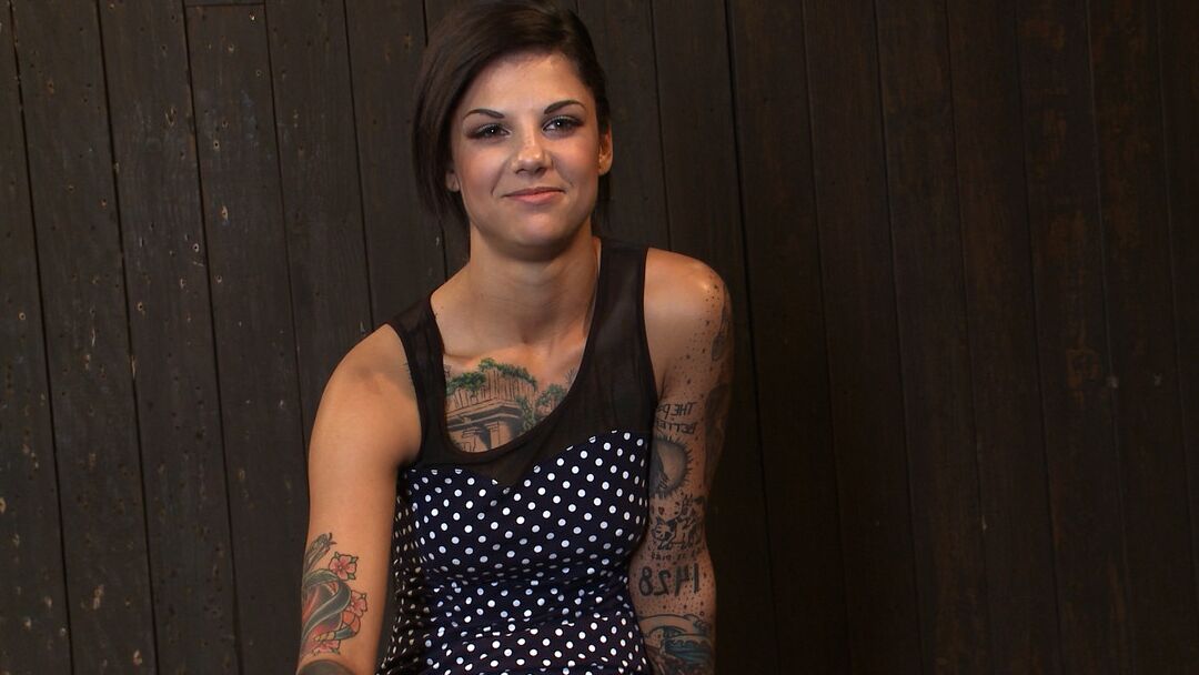 21P A estrela pornográfica tatuada Bonnie Rotten é torturada em uma máquina de sexo