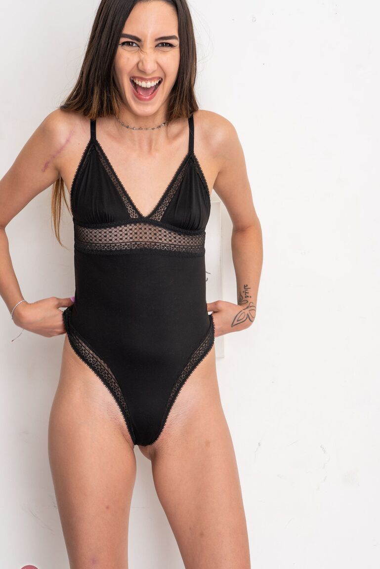 21P Morena latina esbelta Natalia Nix de quatro expondo sua bunda gostosa