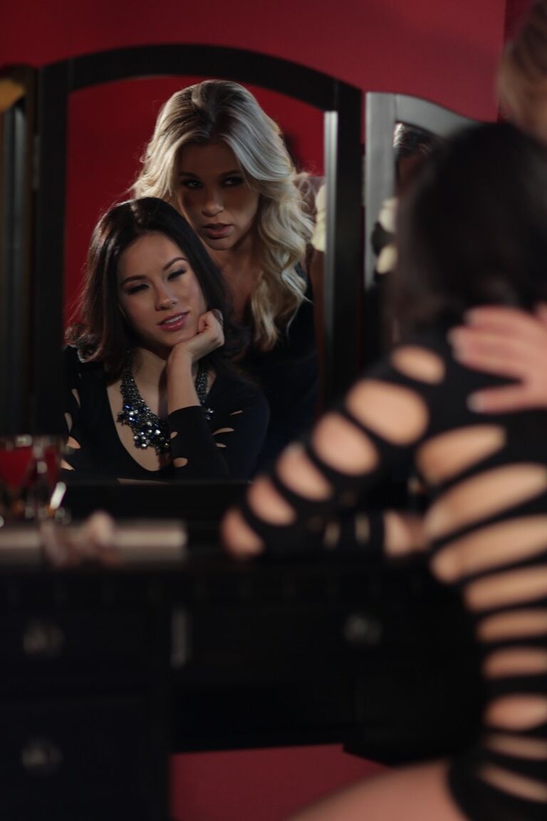 21P Ravissantes beautés Shyla Jennings et Sara Luvv dans des baisers lesbiens passionnés