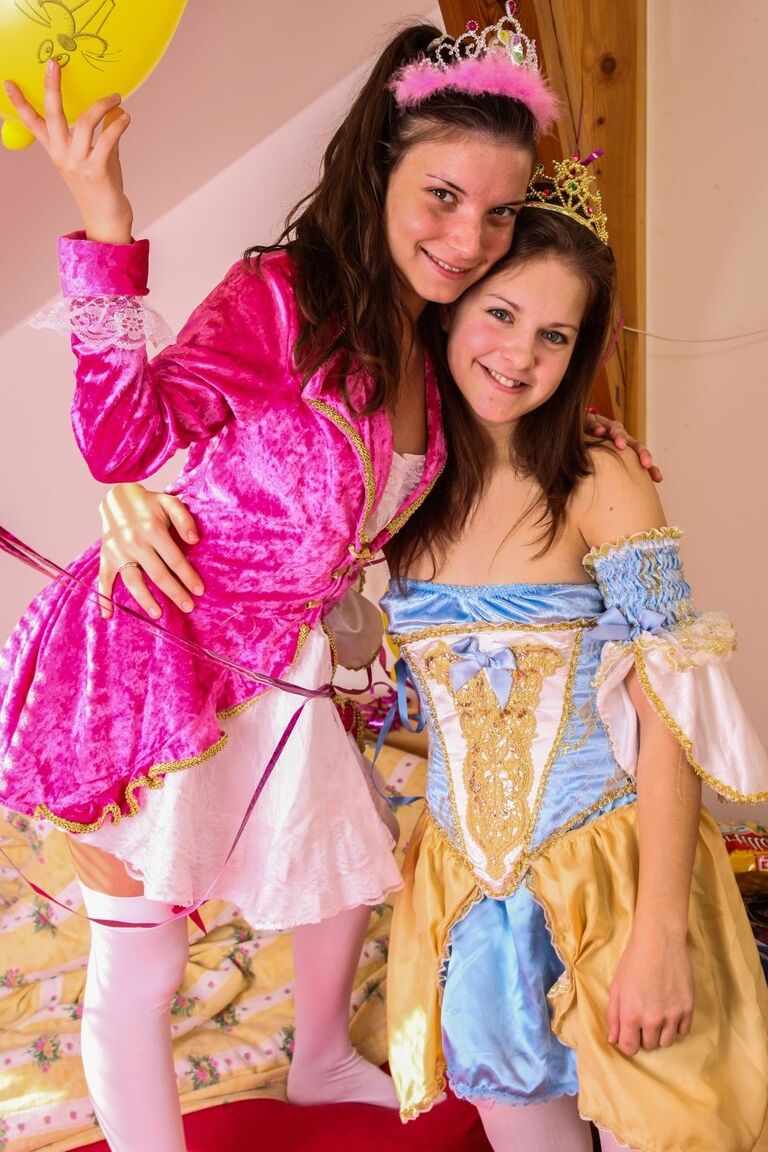21P Club Seventeen Anita S, Suzi D