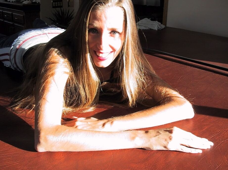 21P La MILF amateur Lori Anderson hace alarde de sus brazos increíblemente peludos en el suelo