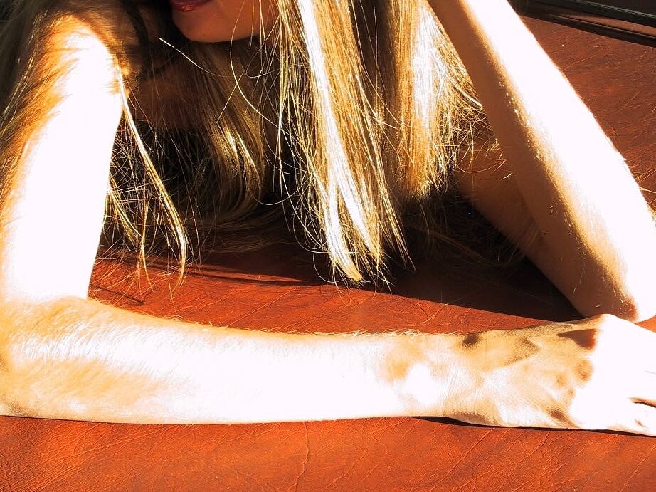 21P La MILF amateur Lori Anderson hace alarde de sus brazos increíblemente peludos en el suelo