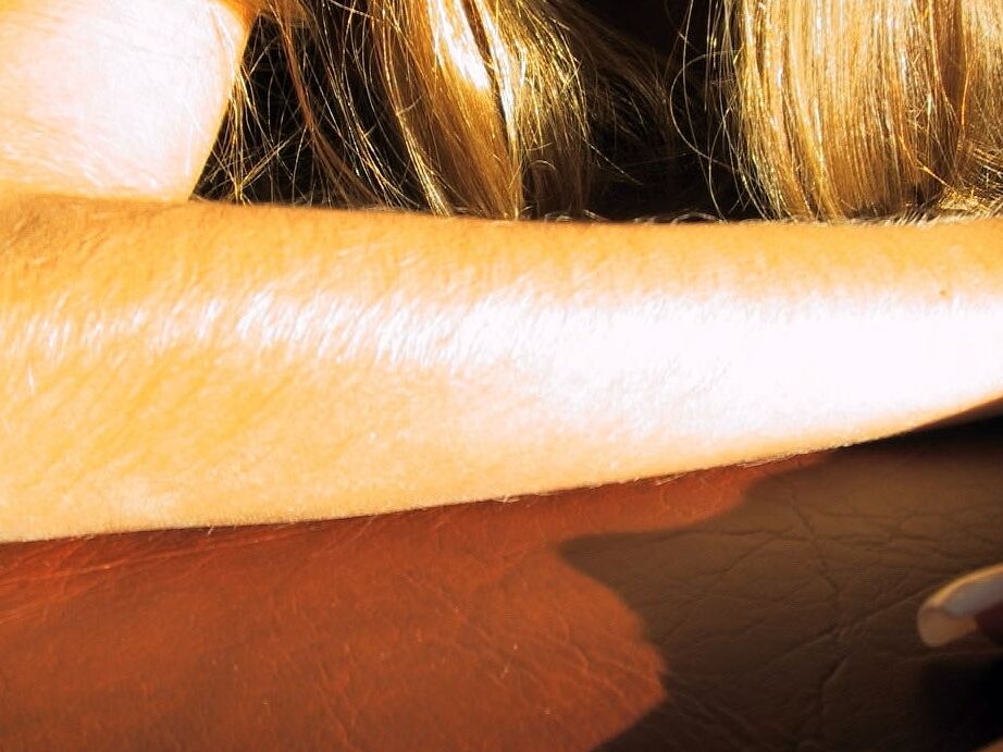 21P La MILF amateur Lori Anderson hace alarde de sus brazos increíblemente peludos en el suelo