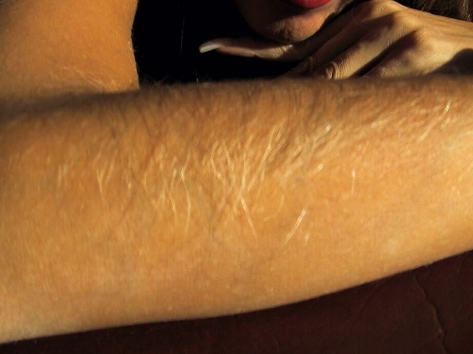 21P La MILF amateur Lori Anderson hace alarde de sus brazos increíblemente peludos en el suelo