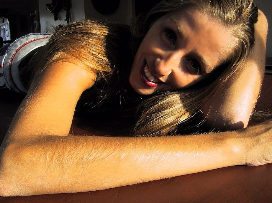 21P La MILF amateur Lori Anderson hace alarde de sus brazos increíblemente peludos en el suelo