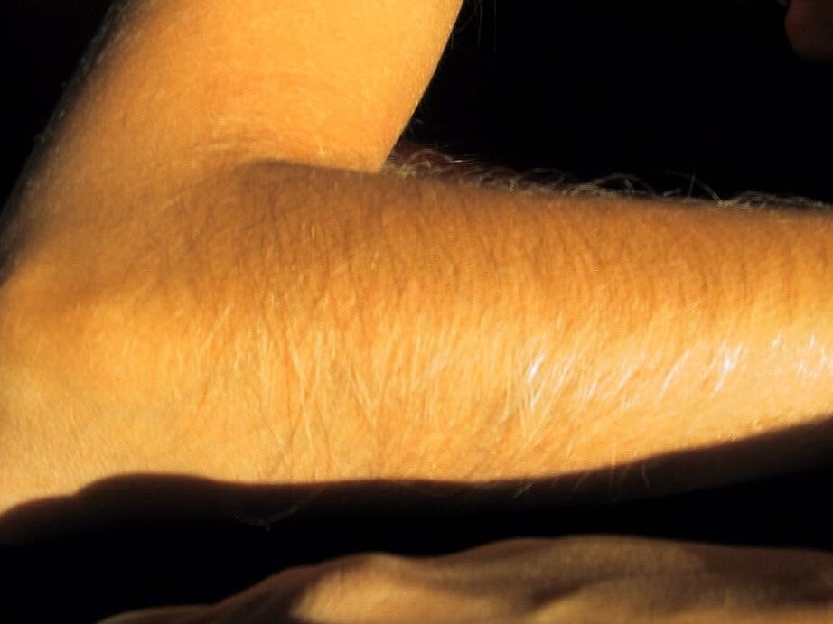 21P La MILF amateur Lori Anderson hace alarde de sus brazos increíblemente peludos en el suelo