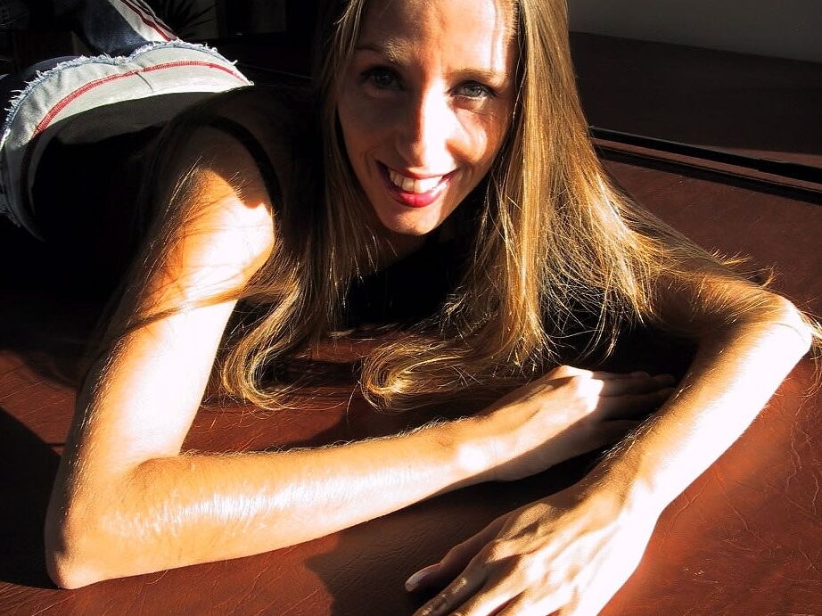 21P La MILF amateur Lori Anderson hace alarde de sus brazos increíblemente peludos en el suelo