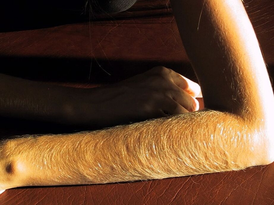 21P La MILF amateur Lori Anderson hace alarde de sus brazos increíblemente peludos en el suelo