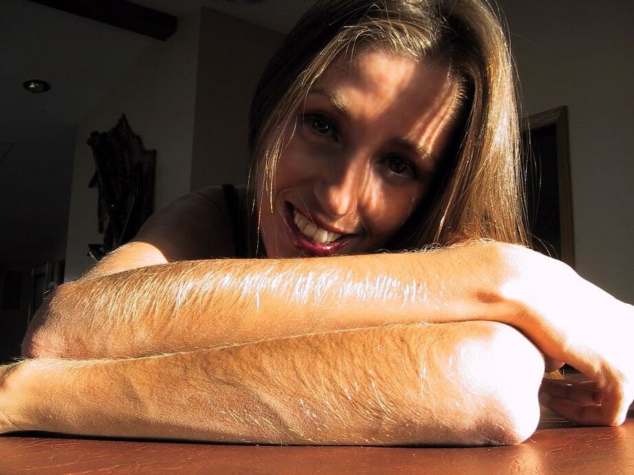 21P La MILF amateur Lori Anderson hace alarde de sus brazos increíblemente peludos en el suelo